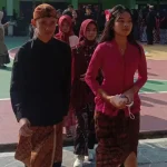 Siswa peragakan baju khas daerah